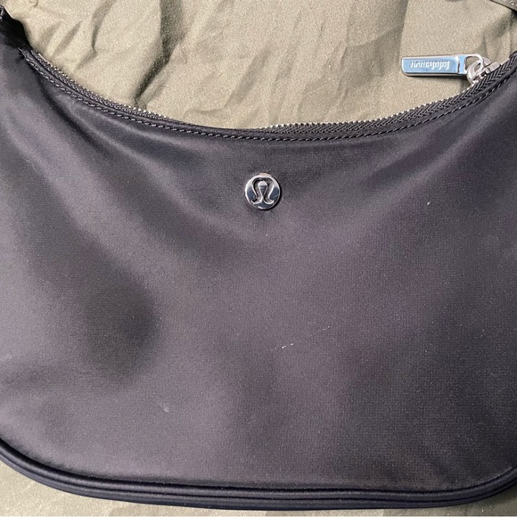Lululemon athletica City Essentials Small Shoulder Bag 3L - Picture 2 of 4